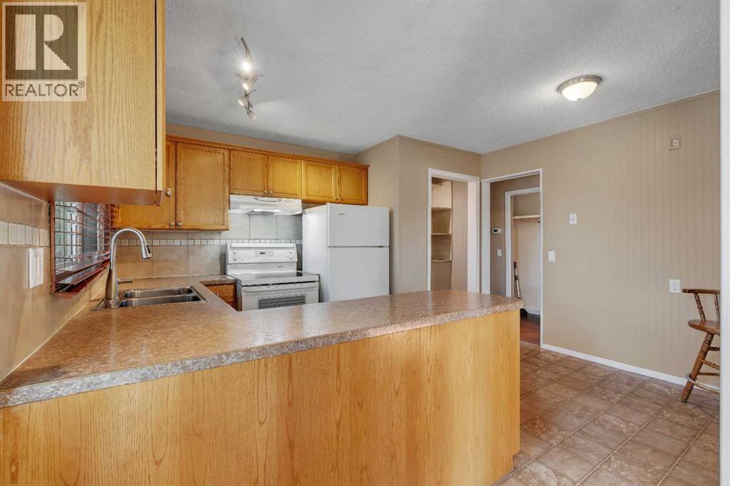 335 Queensland Drive SE, Calgary, Alberta  T2J 3R6 - Photo 11 - A2330083