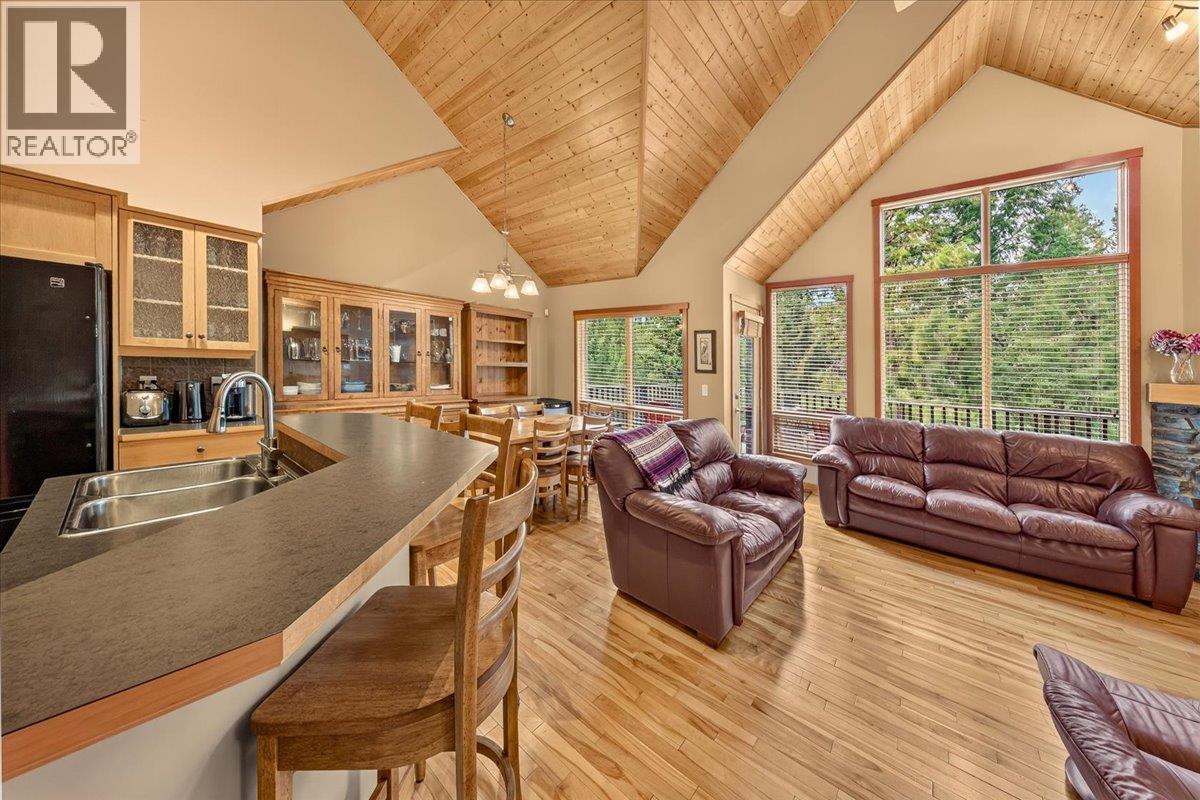 925 Lakeview Meadows Glen Unit# 17, Windermere, British Columbia  V0A 1K3 - Photo 8 - 10395917