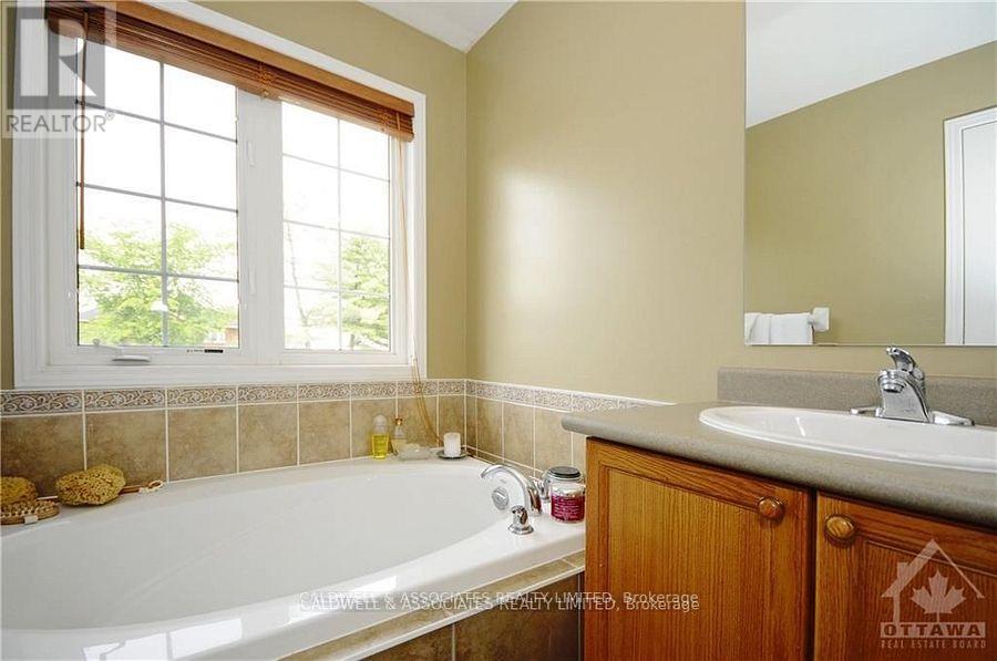 220 Freedom Private, Ottawa, Ontario  K1G 6W2 - Photo 8 - X13624972