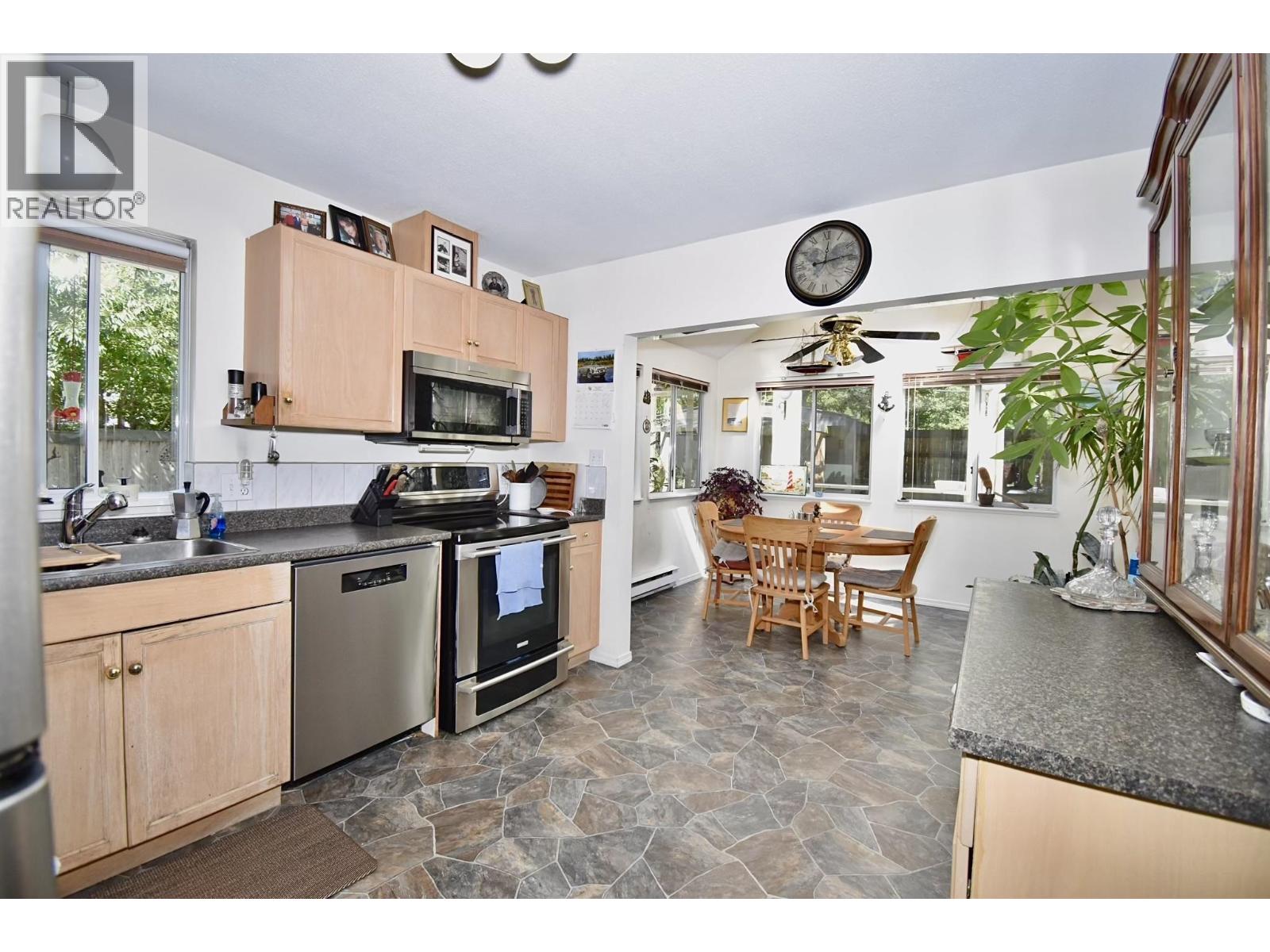 1572 Larchberry Way, Gibsons, British Columbia  V0N 1V5 - Photo 10 - R3151541