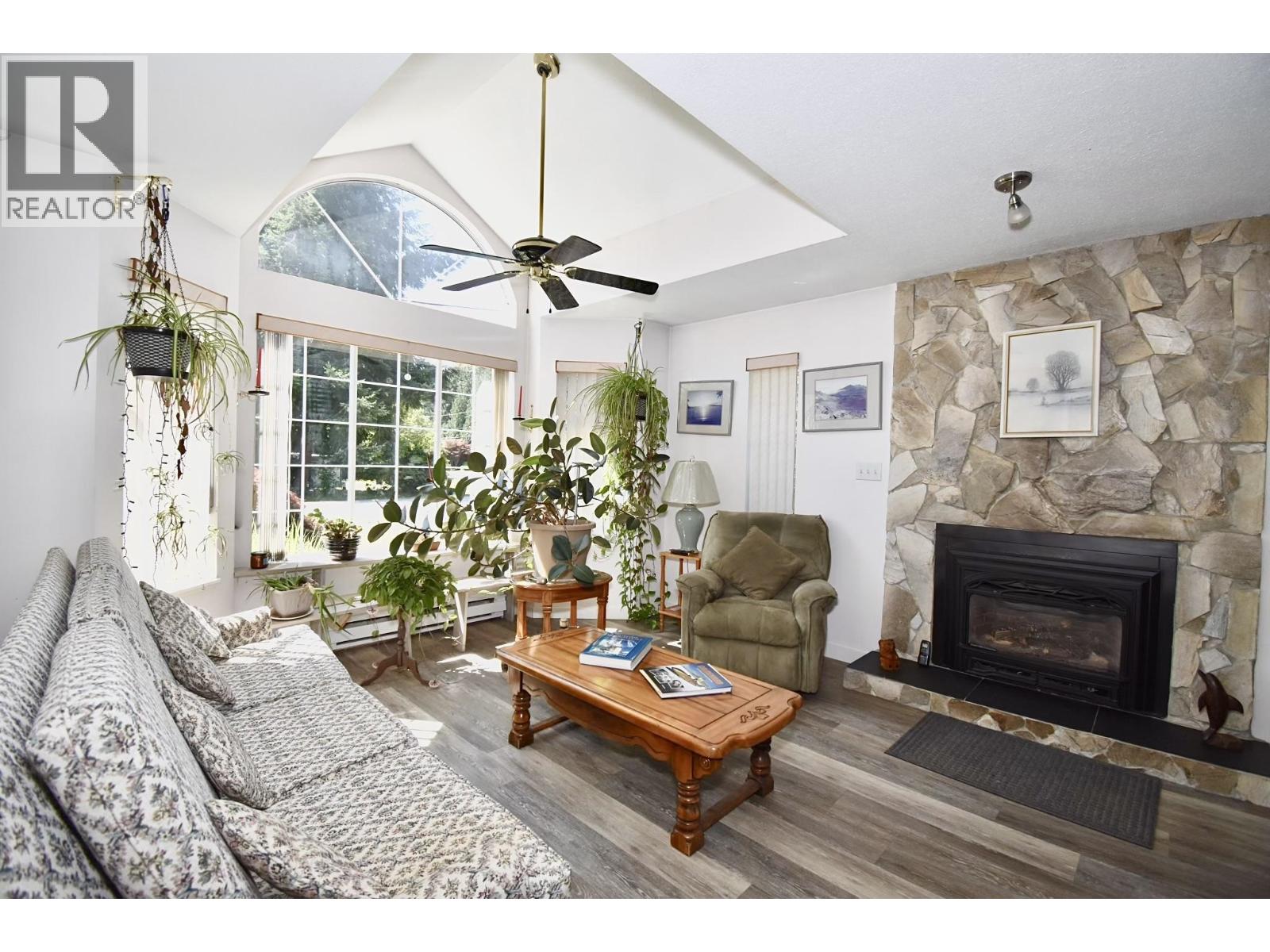1572 Larchberry Way, Gibsons, British Columbia  V0N 1V5 - Photo 7 - R3151541