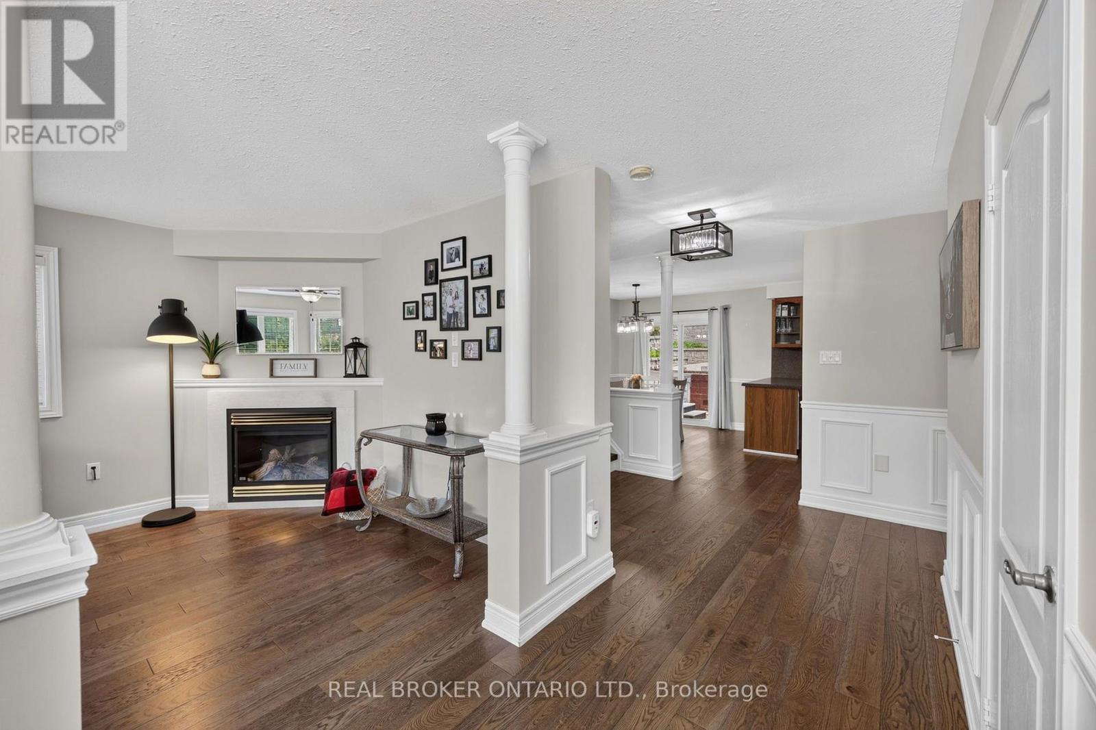 35 Bloom Crescent, Barrie (Ardagh), Ontario L4N 0S8 - Photo 3 - S13625048