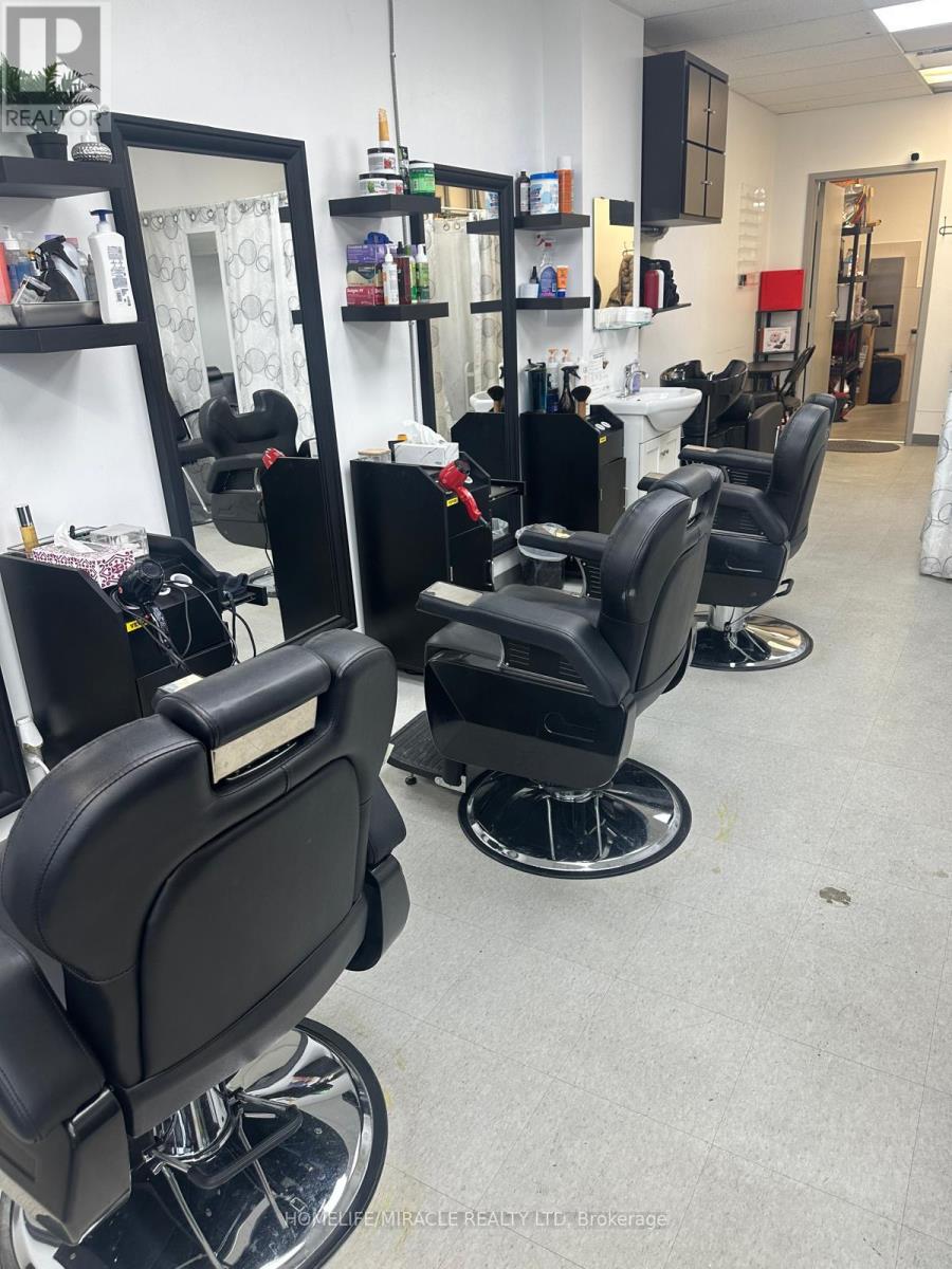 2 - 32 Dundas Street E, Mississauga, Ontario  L5A 1V9 - Photo 2 - W13625072