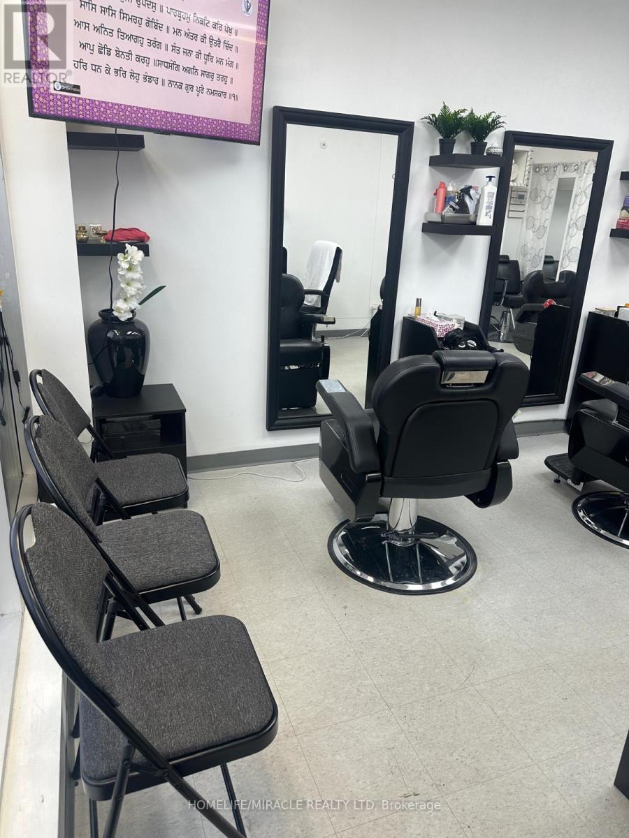 2 - 32 Dundas Street E, Mississauga, Ontario  L5A 1V9 - Photo 3 - W13625072