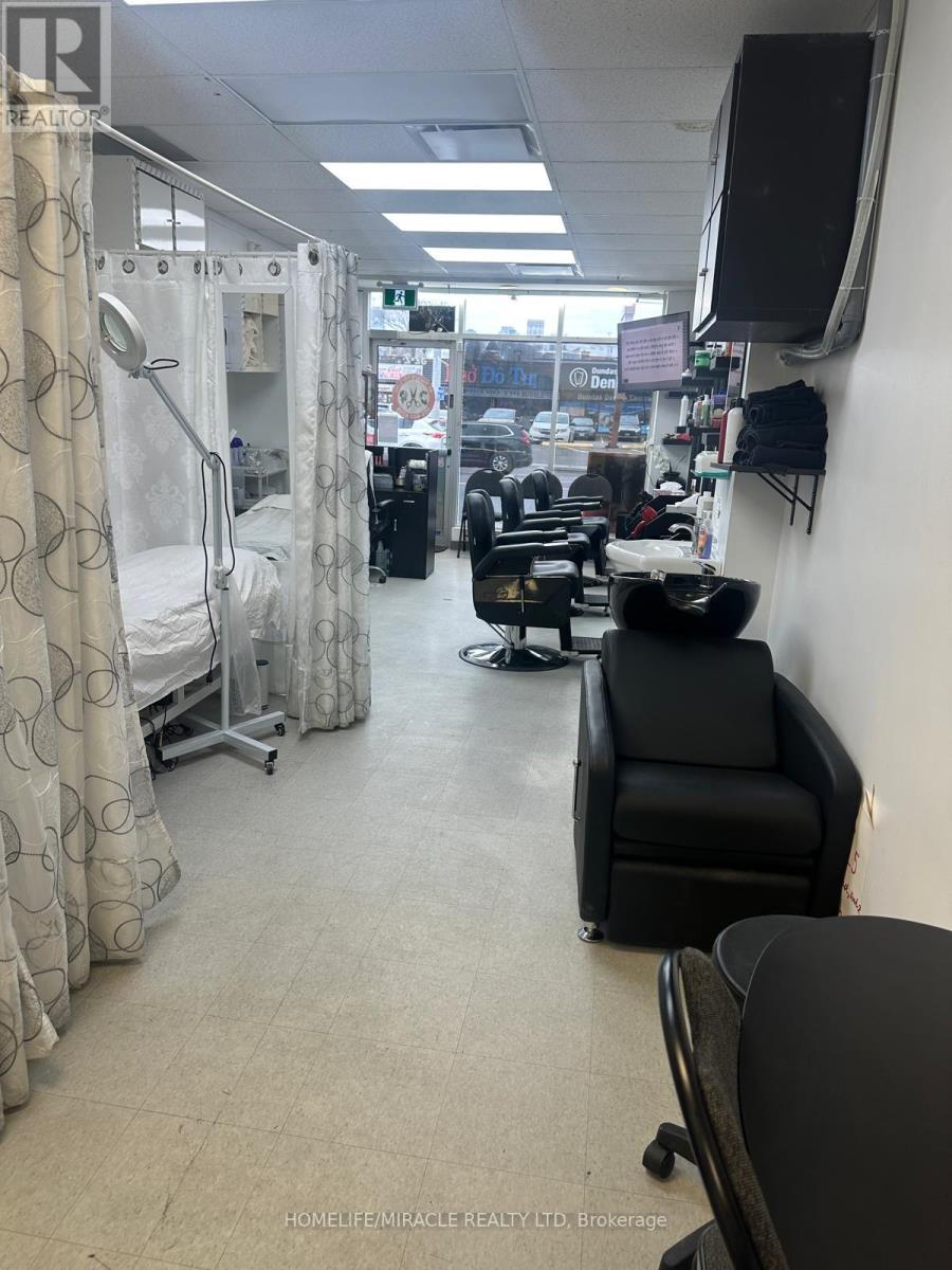 2 - 32 Dundas Street E, Mississauga, Ontario  L5A 1V9 - Photo 4 - W13625072