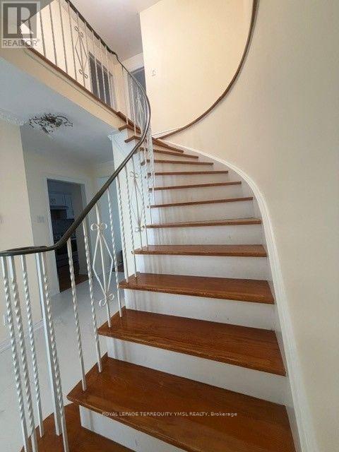 8 Farmstead Road, Toronto, Ontario M2L 2G2 - Photo 12 - C13625380