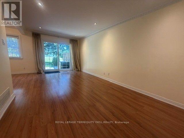 8 Farmstead Road, Toronto, Ontario M2L 2G2 - Photo 3 - C13625380