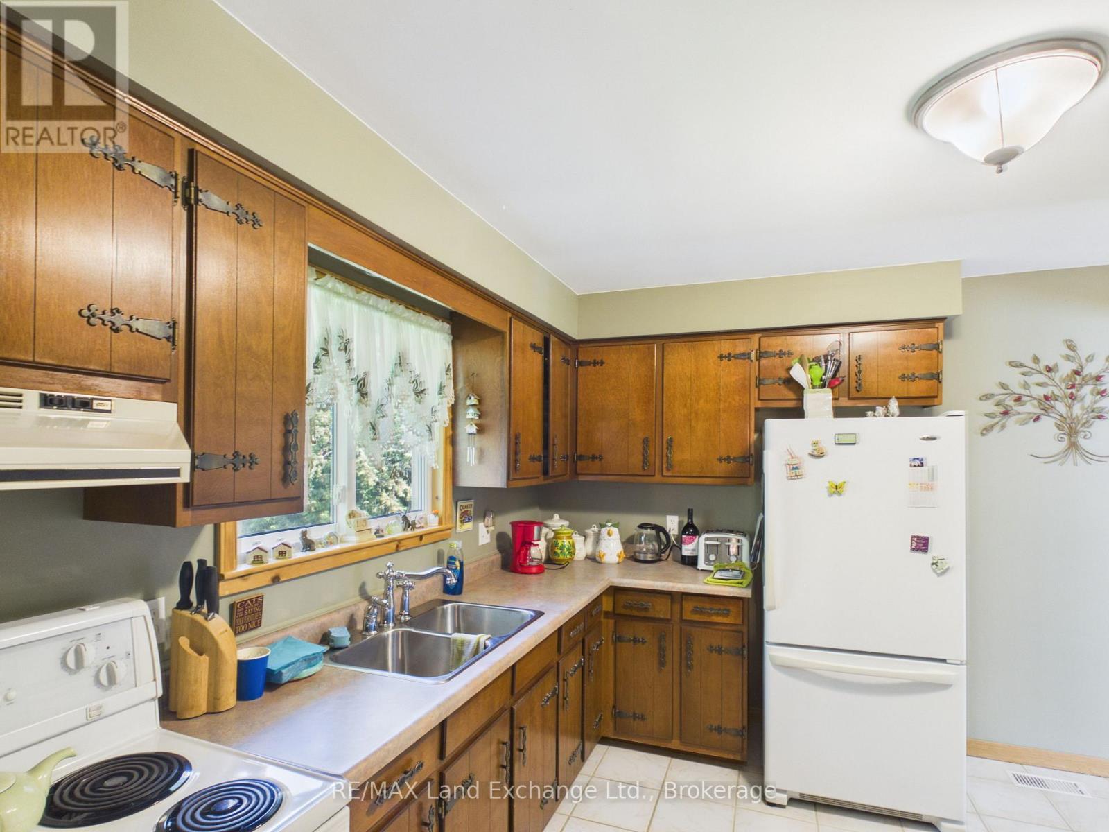 37 Albert Road, Kincardine, Ontario N2Z 2T0 - Photo 7 - X13625246