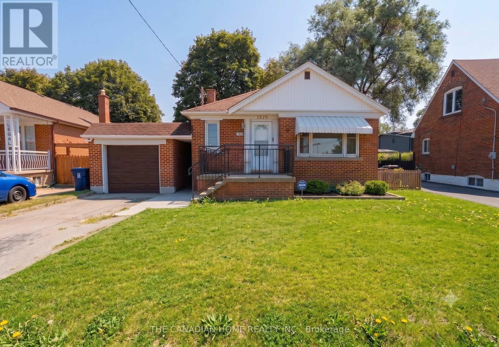 <div class="slider-price">$1,075,000</div><p>1373 Pharmacy Avenue, Toronto, Ontario</p>