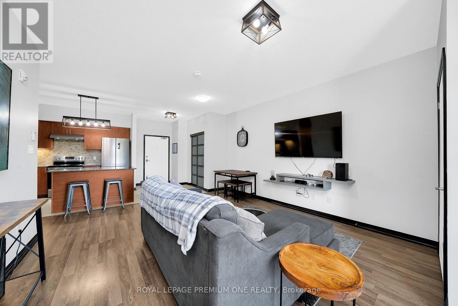 204 - 161 WELLINGTON STREET E