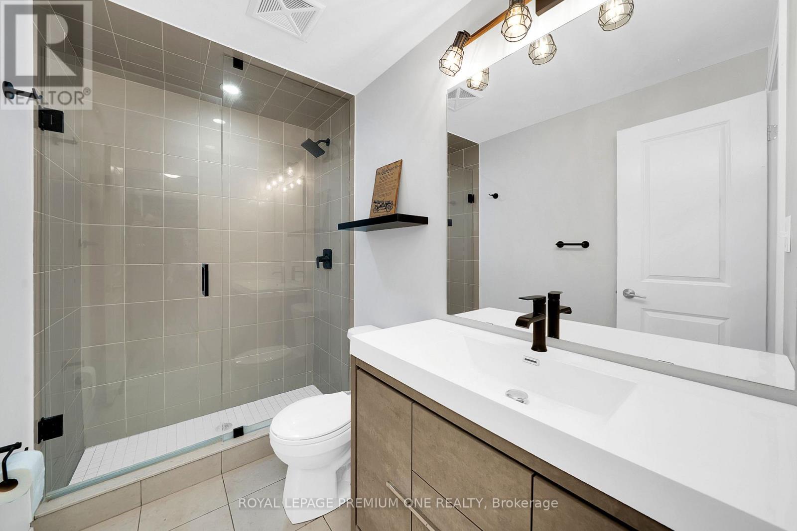 204 - 161 WELLINGTON STREET E