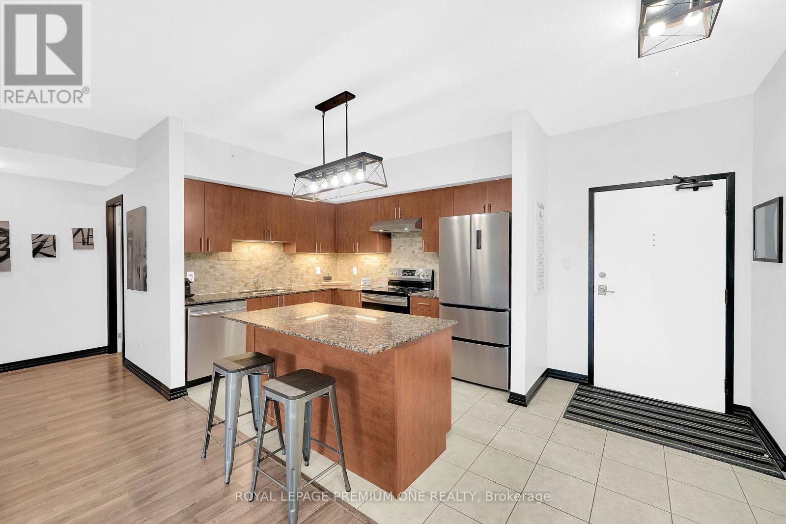 204 - 161 WELLINGTON STREET E