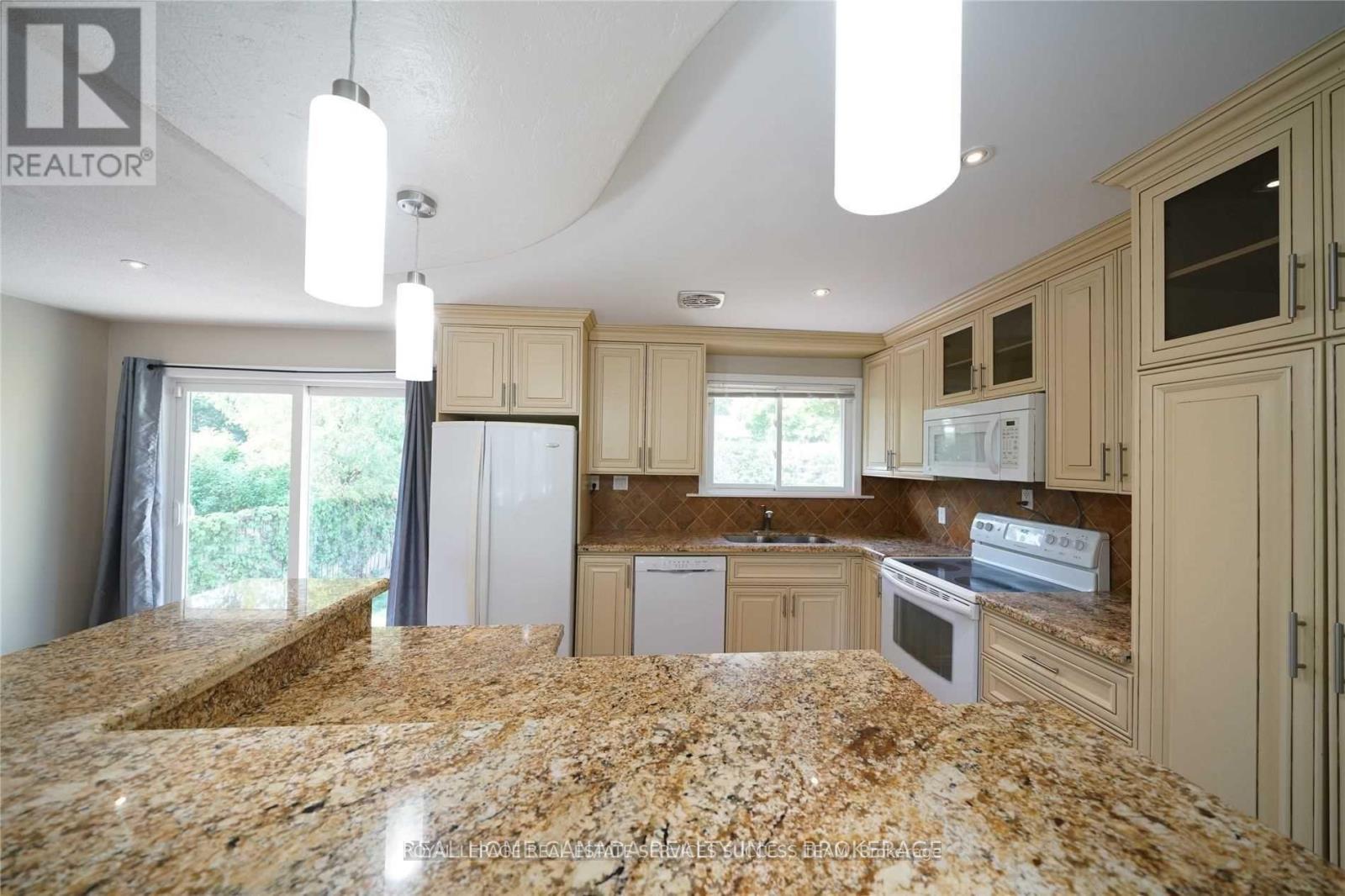 1195 Holton Heights Drive, Oakville, Ontario  L6H 2E6 - Photo 5 - W13625162