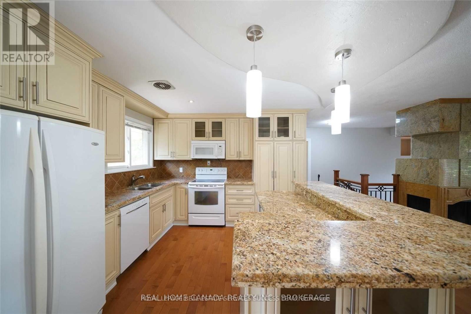 1195 Holton Heights Drive, Oakville, Ontario  L6H 2E6 - Photo 6 - W13625162