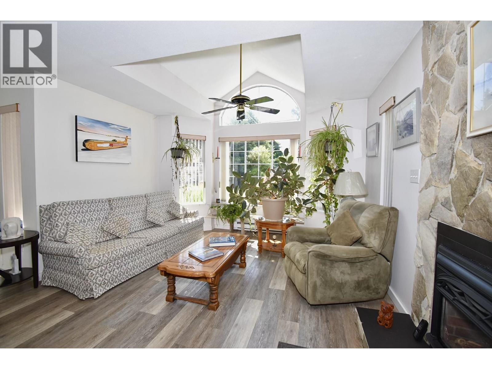 1572 Larchberry Way, Gibsons, British Columbia  V0N 1V5 - Photo 8 - R3151541