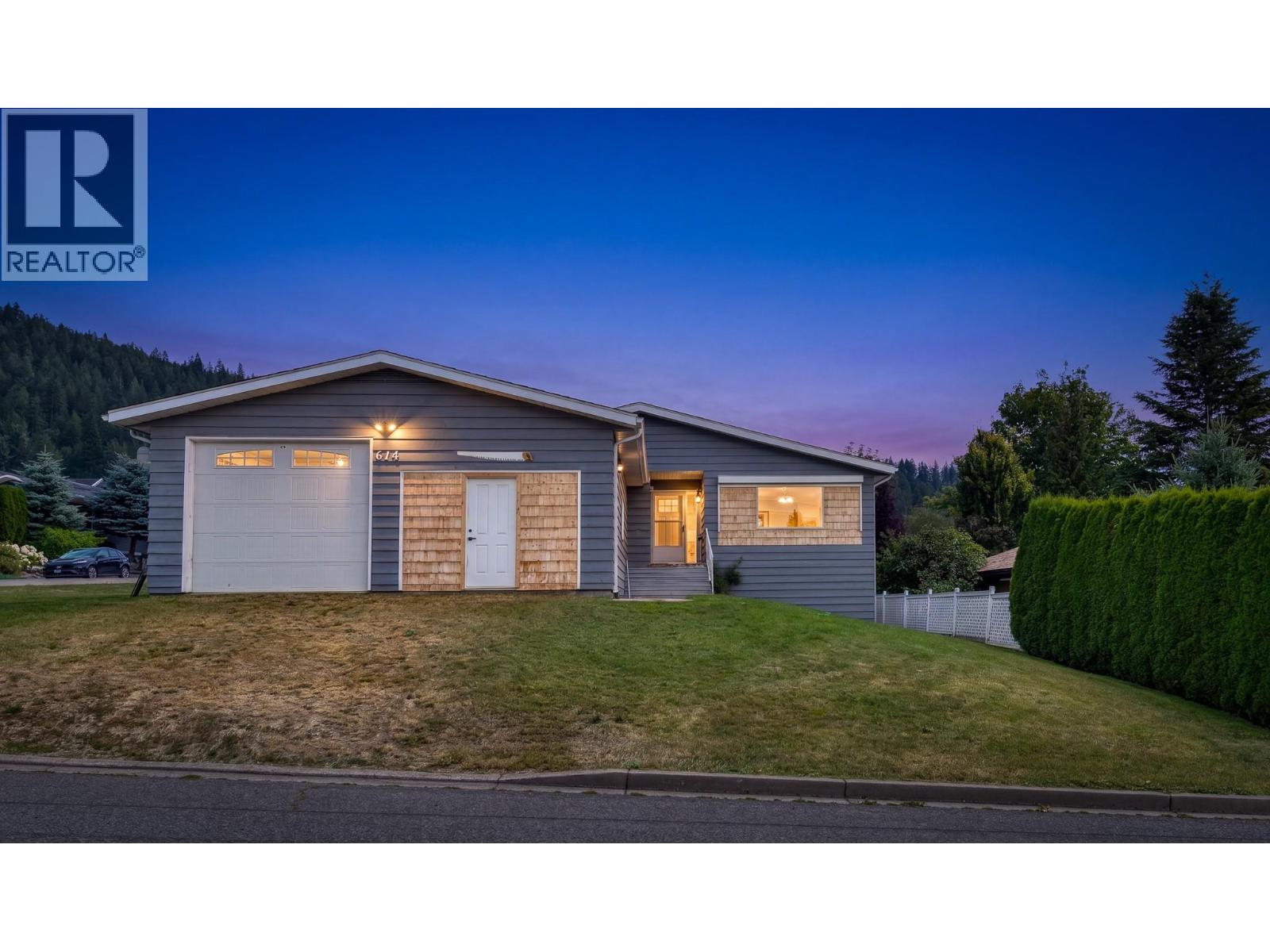 614 16th Avenue N, Creston, British Columbia  V0B 1G5 - Photo 1 - 10395048
