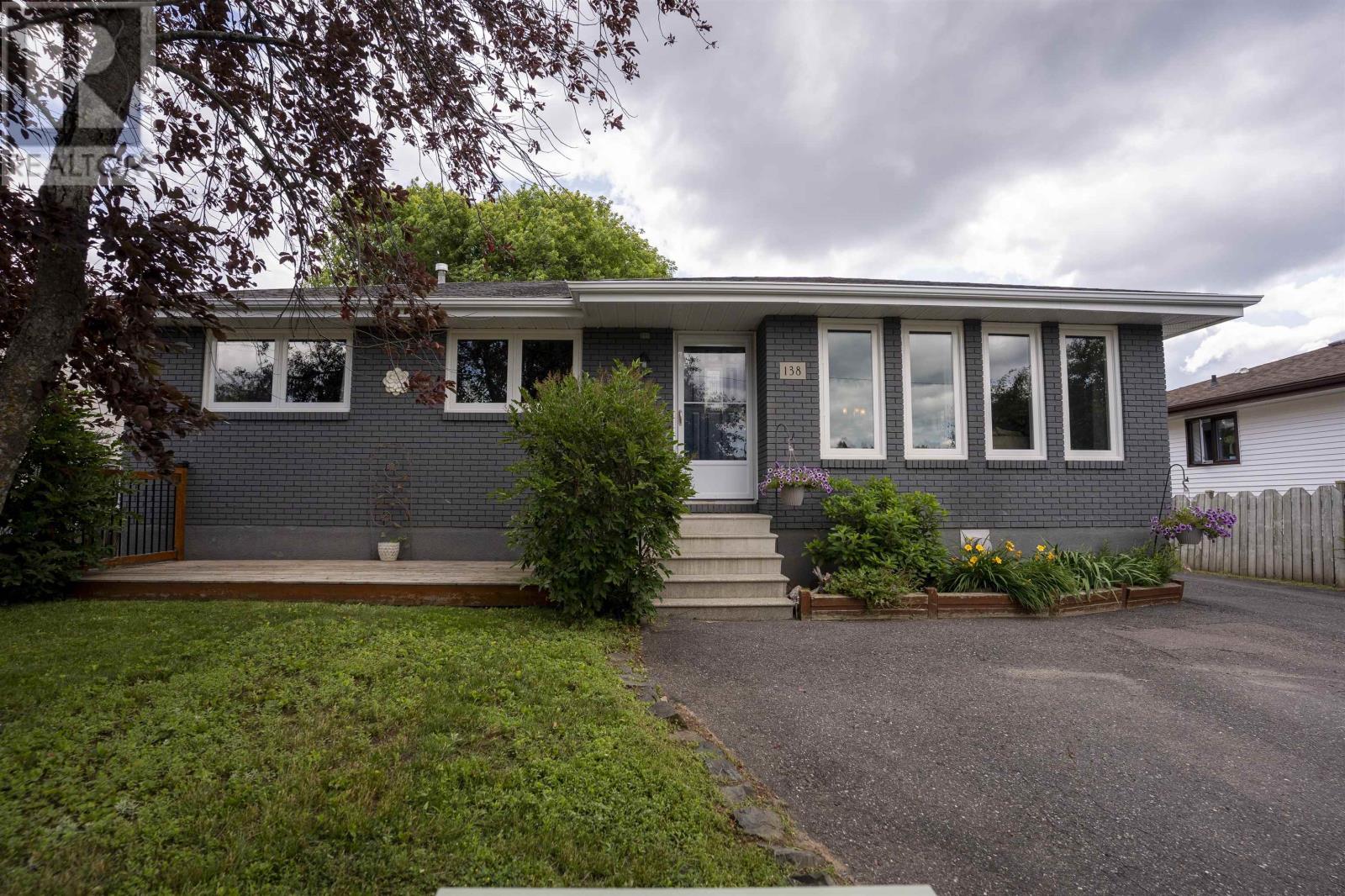 138 Iris Cres., Thunder Bay, Ontario