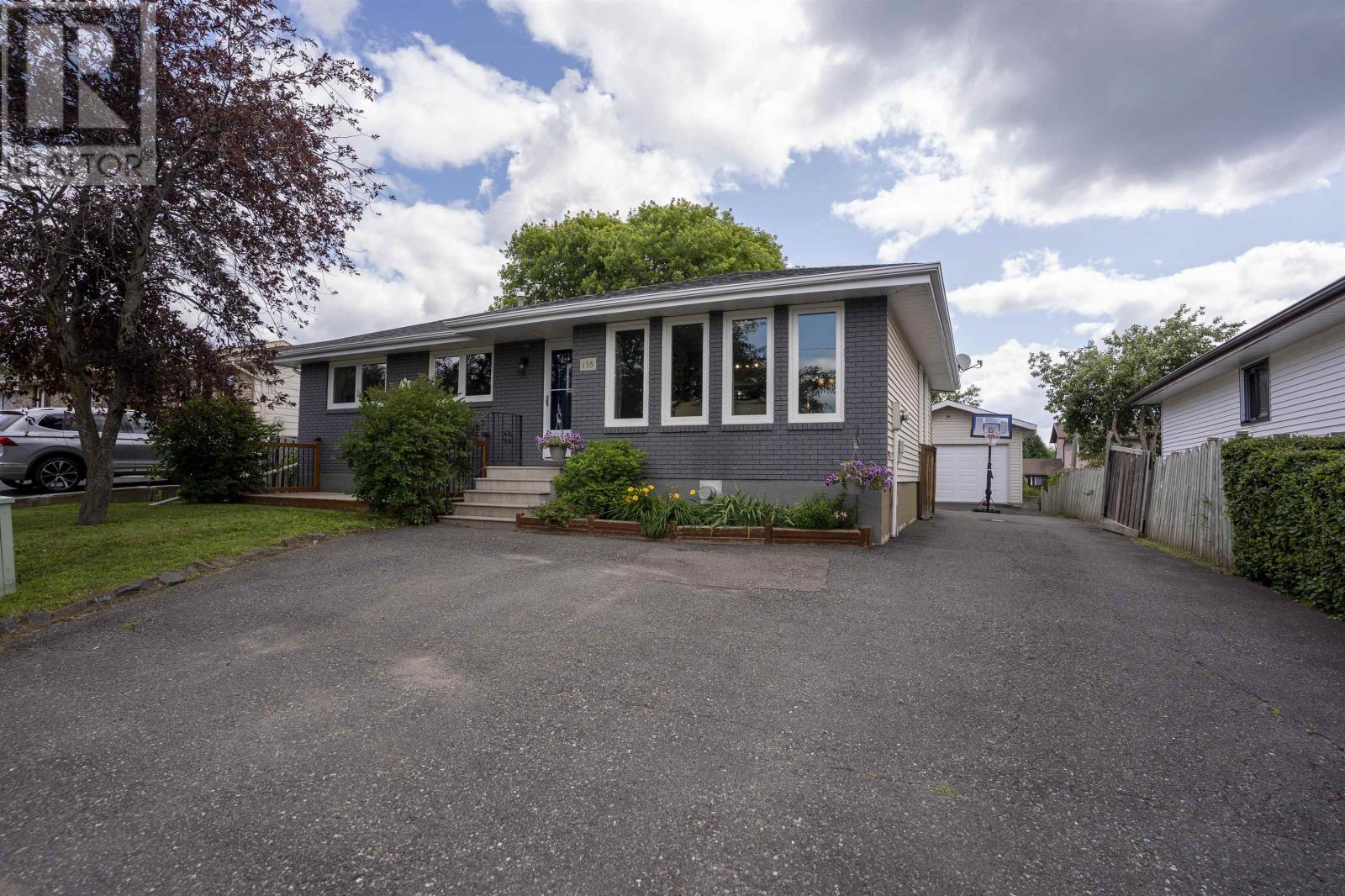 138 Iris Cres., Thunder Bay, Ontario P7A 7Z9 - Photo 2 - TB2602080