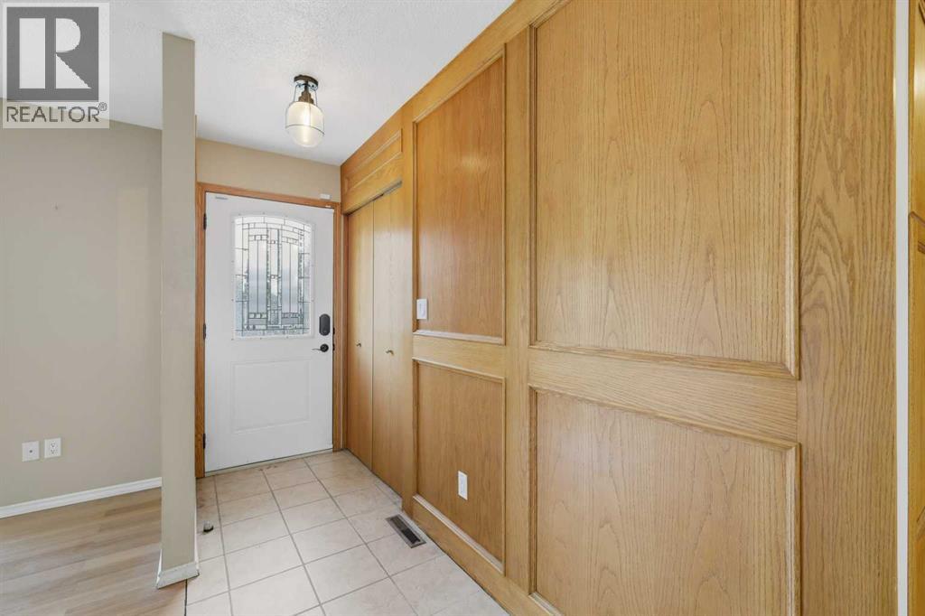 6124 Hamilton Drive, Red Deer, Alberta  T4N 5Z4 - Photo 3 - A2328057