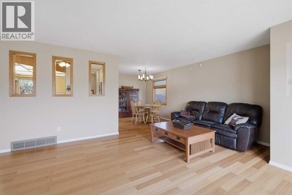 6124 Hamilton Drive, Red Deer, Alberta  T4N 5Z4 - Photo 5 - A2328057
