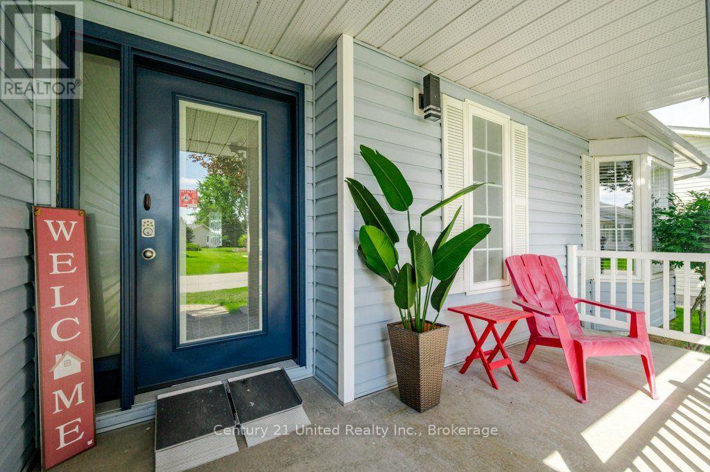 11 Algonquin Trail, Clarington, Ontario  L1B 1A1 - Photo 4 - E13625768