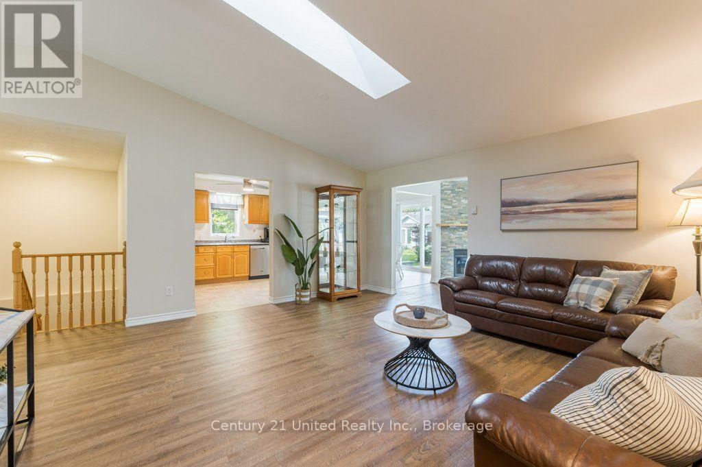 11 Algonquin Trail, Clarington, Ontario  L1B 1A1 - Photo 6 - E13625768