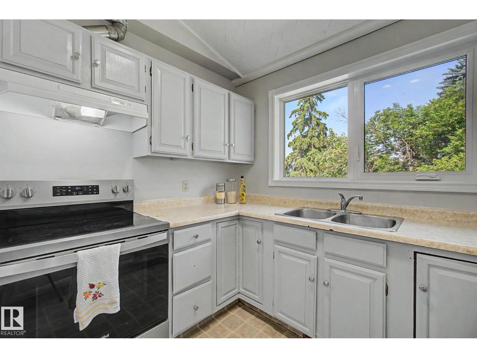 2211 Millbourne Rd W NW, Edmonton, Alberta  T6K 0Y3 - Photo 4 - E4496493