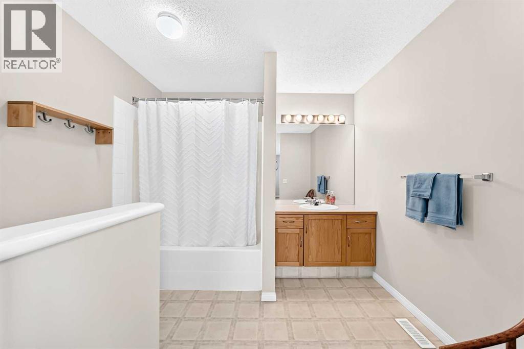 124 West Lakeview Drive, Chestermere, Alberta  T1X 1J1 - Photo 22 - A2333041