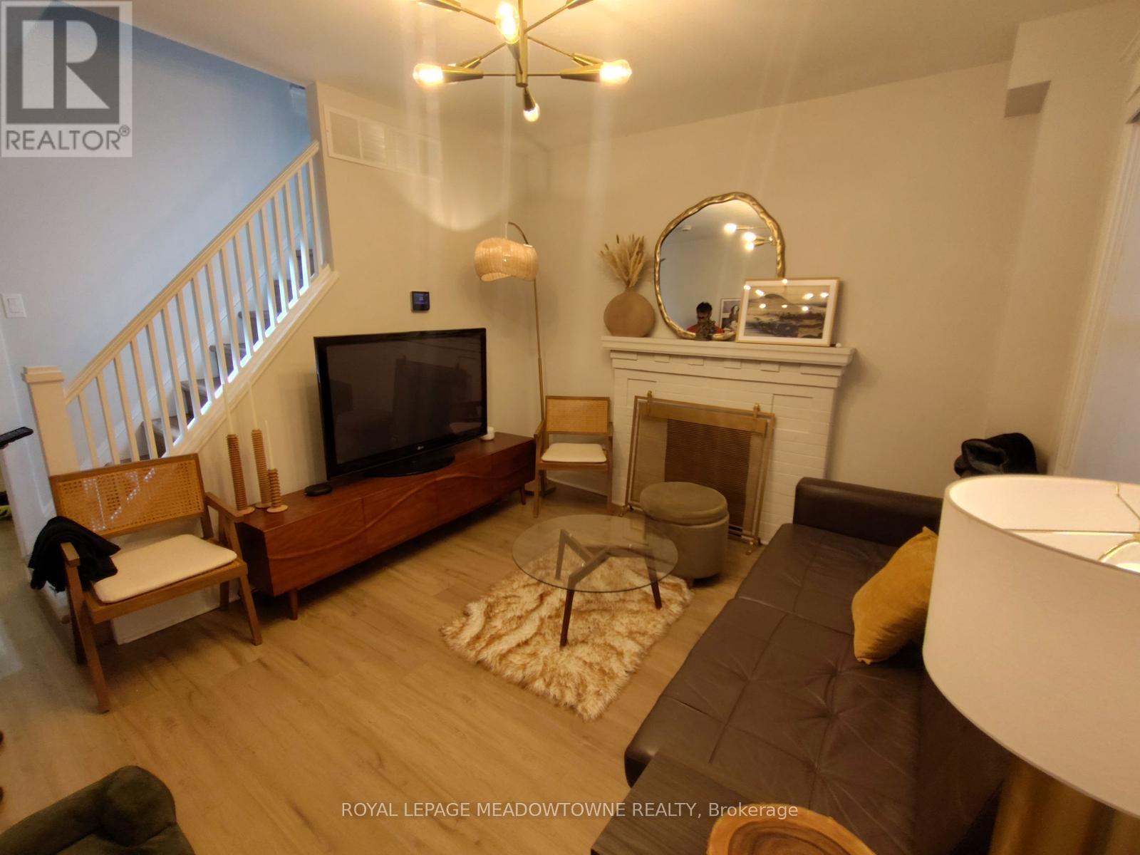 25 Copeland Avenue, Toronto, Ontario  M4C 1A9 - Photo 8 - E13625724