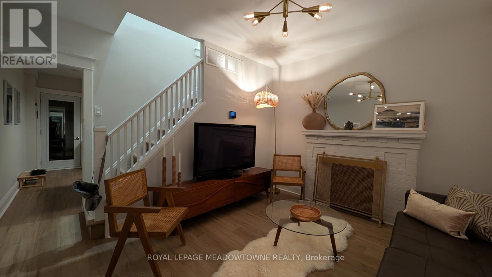 25 Copeland Avenue, Toronto, Ontario  M4C 1A9 - Photo 9 - E13625724