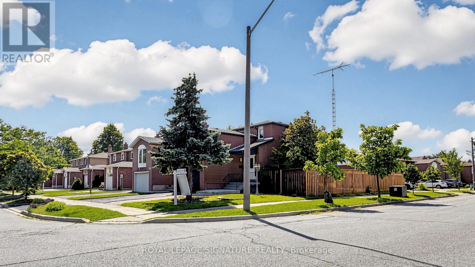 784 Galloway Crescent, Mississauga, Ontario  L5C 3T9 - Photo 4 - W13625612