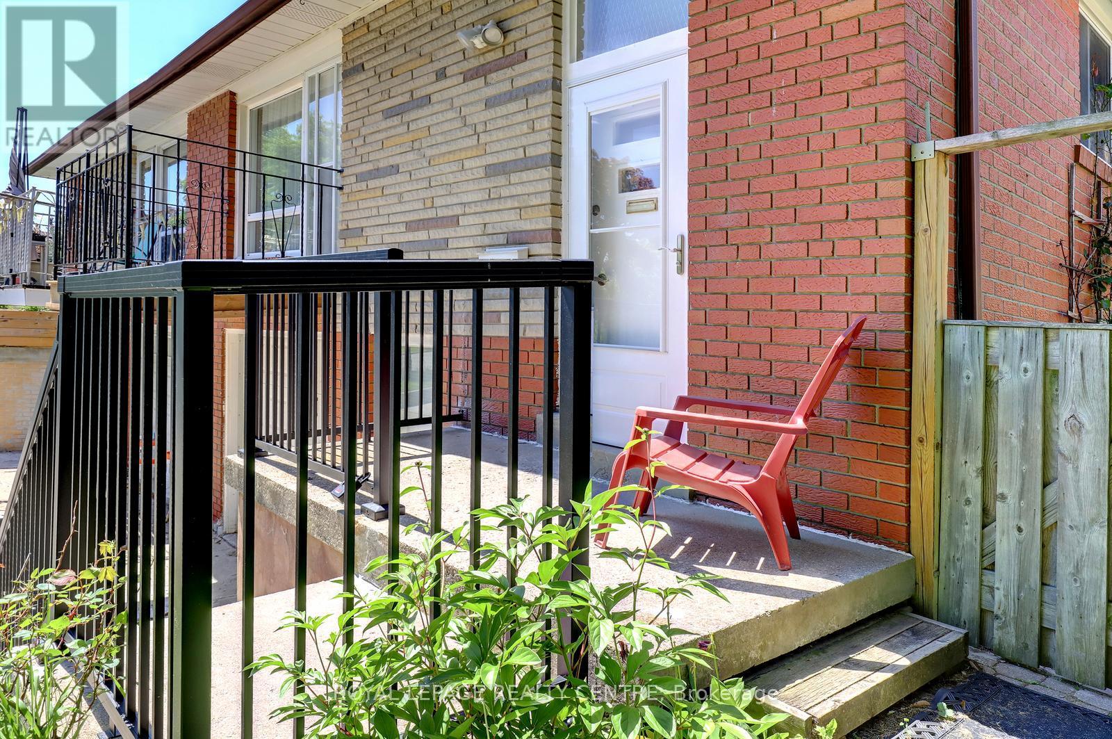 1278 Shamir Crescent, Mississauga, Ontario  L5C 1L1 - Photo 3 - W13625776