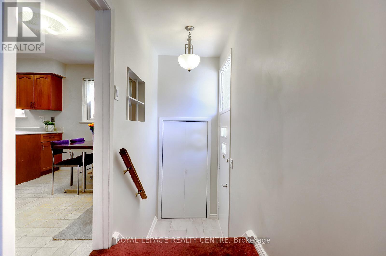 1278 Shamir Crescent, Mississauga, Ontario  L5C 1L1 - Photo 4 - W13625776