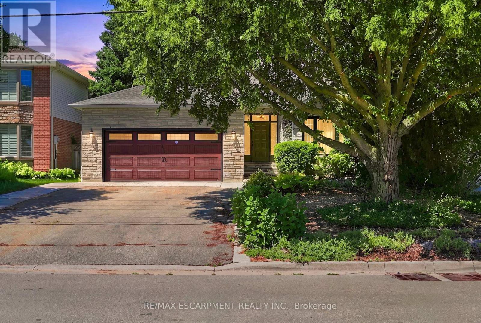 121 First Road W, Hamilton, Ontario  L8J 2S6 - Photo 1 - X13625642