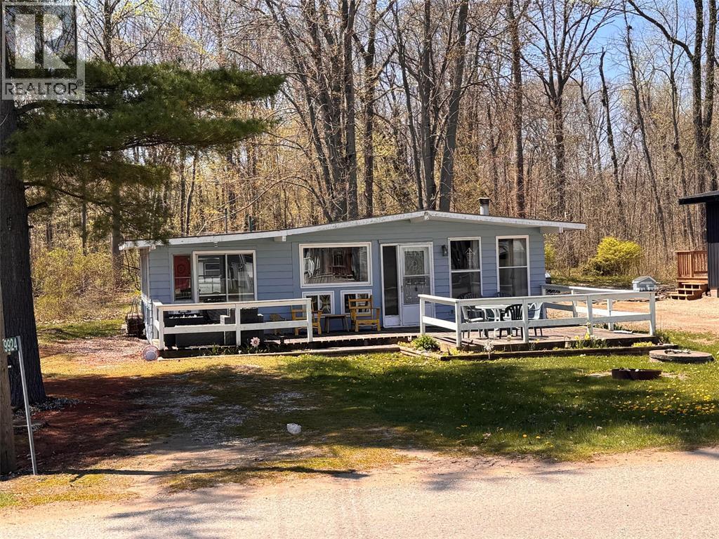 9924 LAKE ROAD Lambton Shores Ontario Canada N0N1J1 3