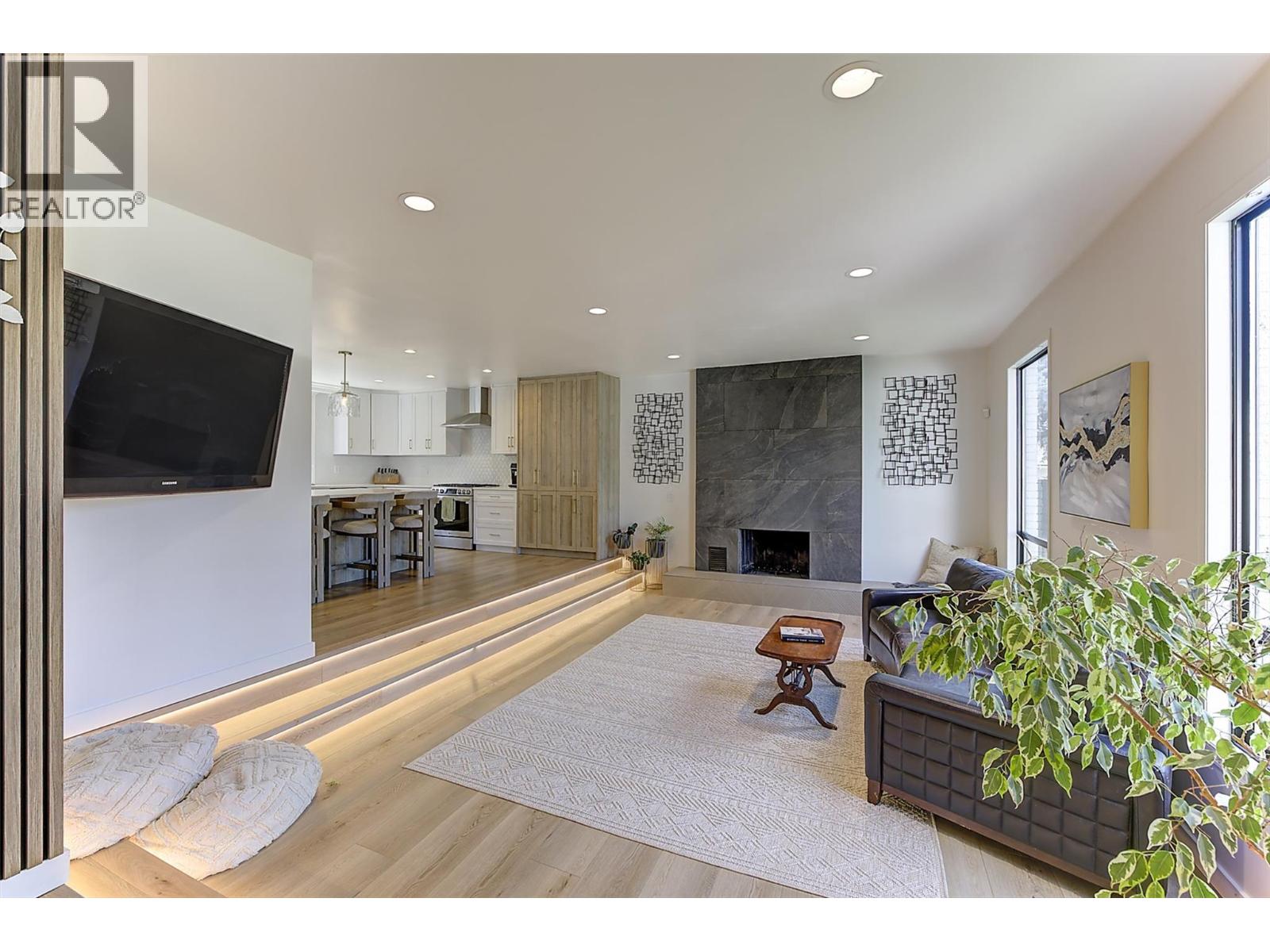 687 Barnaby Road, Kelowna, British Columbia  V1W 4N8 - Photo 7 - 10396384