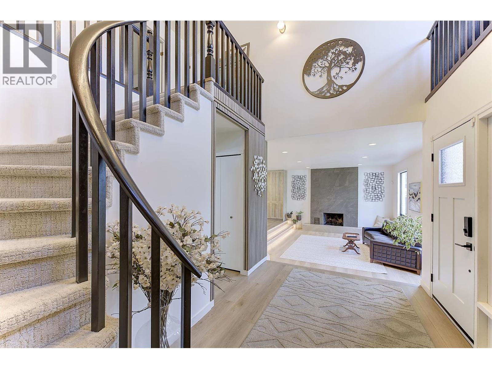 687 Barnaby Road, Kelowna, British Columbia  V1W 4N8 - Photo 5 - 10396384