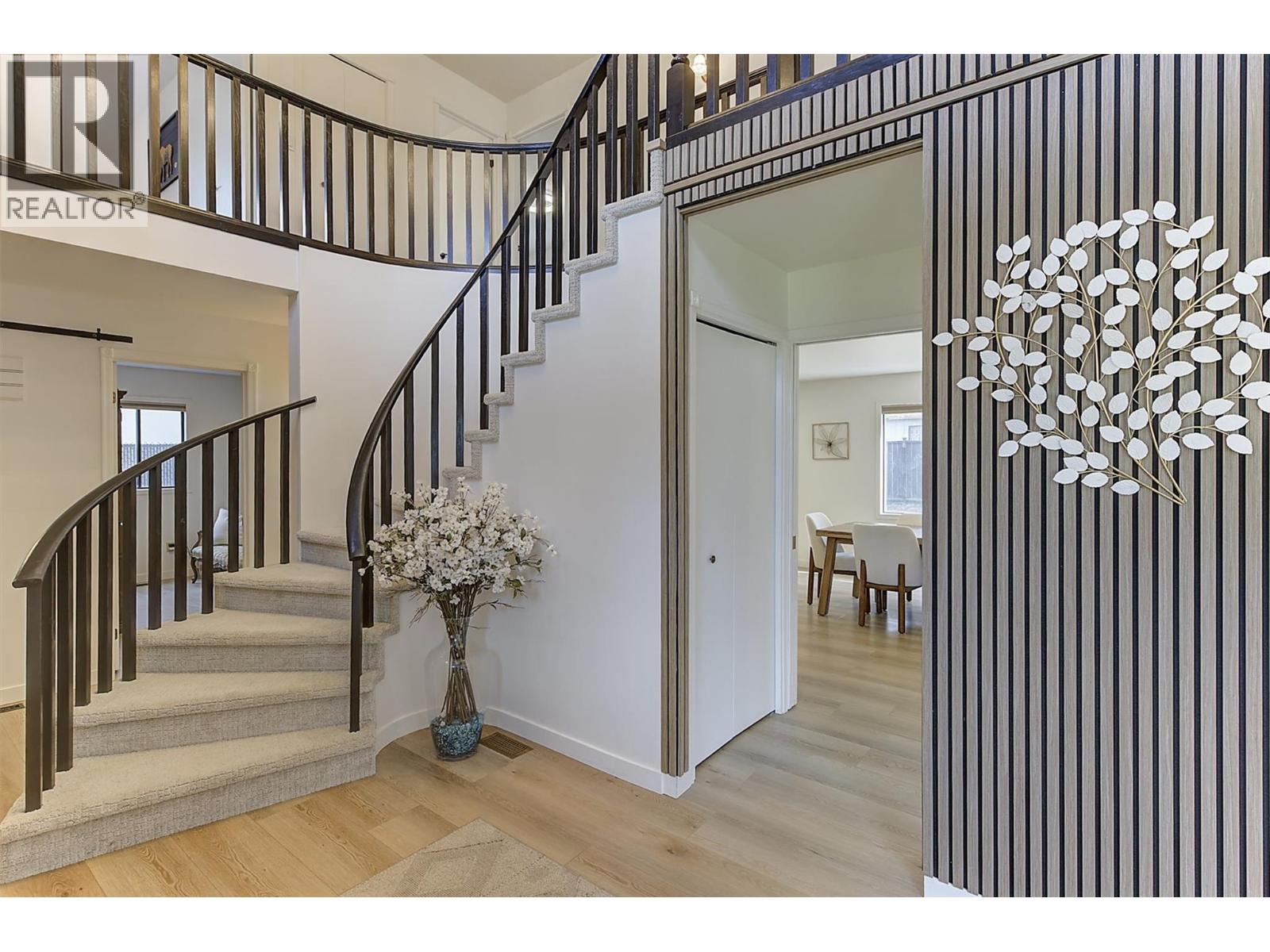 687 Barnaby Road, Kelowna, British Columbia  V1W 4N8 - Photo 3 - 10396384