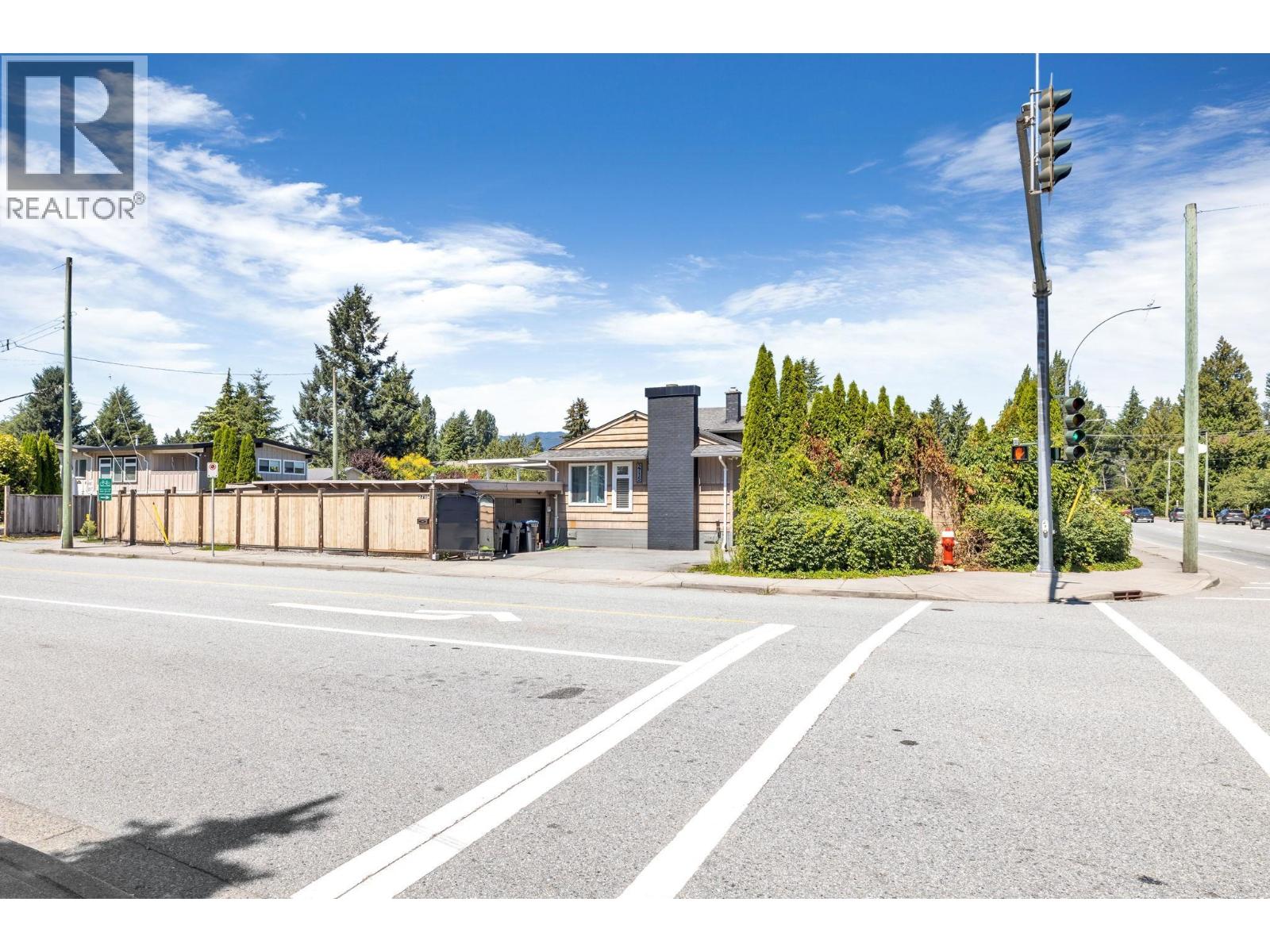 2715 Coast Meridian Road, Port Coquitlam, British Columbia  V3B 3M6 - Photo 2 - R3150391