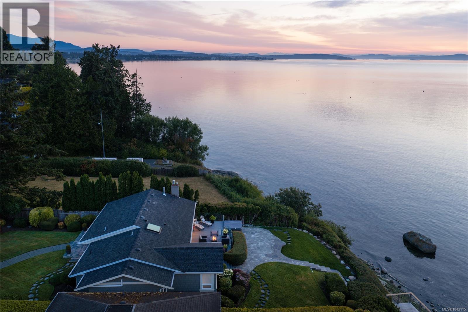 8585 Lochside Dr, North Saanich, British Columbia  V8L 1M5 - Photo 1 - 1043115