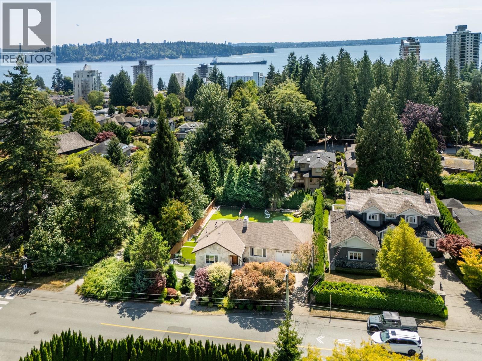 1924 Fulton Avenue, West Vancouver, British Columbia  V7V 1S9 - Photo 2 - R3151073