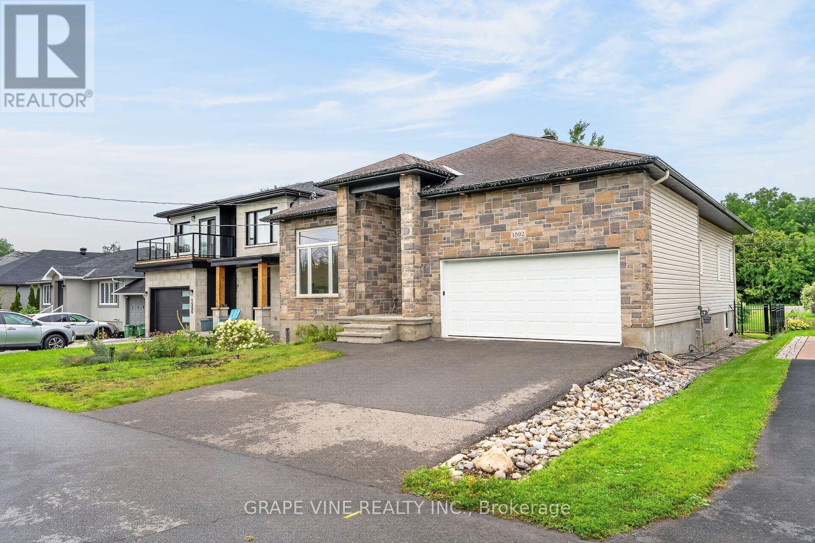 1592 Rosebella Avenue, Ottawa, Ontario K1T 1G1 - Photo 2 - X13625976