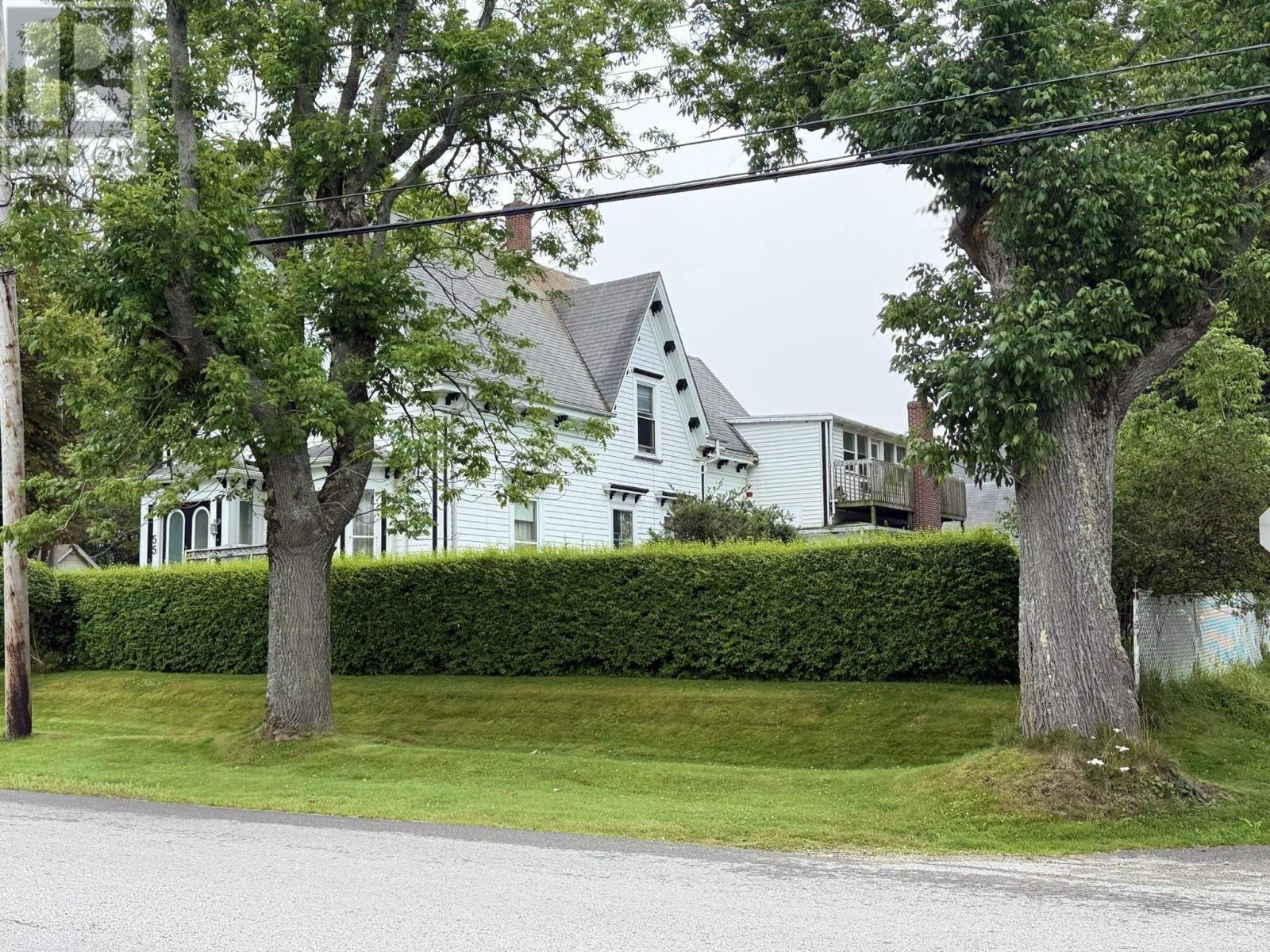 55 Forest Street, Yarmouth, Nova Scotia  B5A 3L7 - Photo 2 - 202619281
