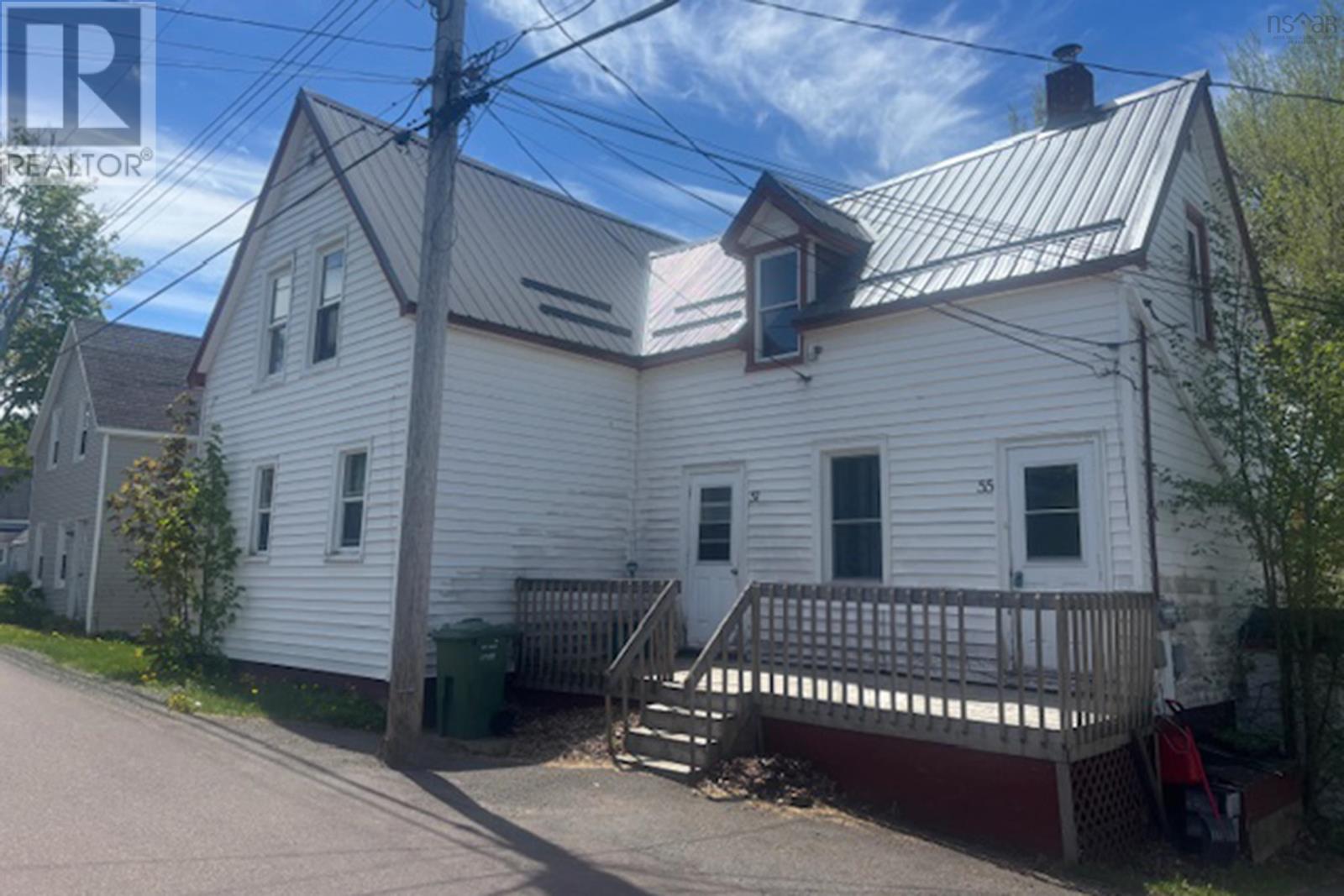 55 Elm Street, Springhill, Nova Scotia  B0M 1X0 - Photo 1 - 202602115