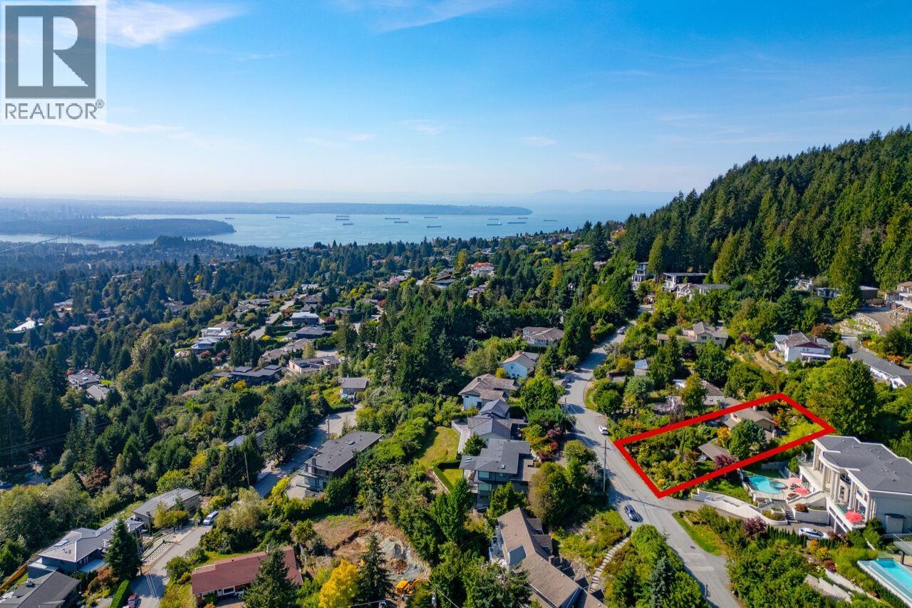 560 Craigmohr Drive, West Vancouver, British Columbia  V7S 1W9 - Photo 2 - R3151456