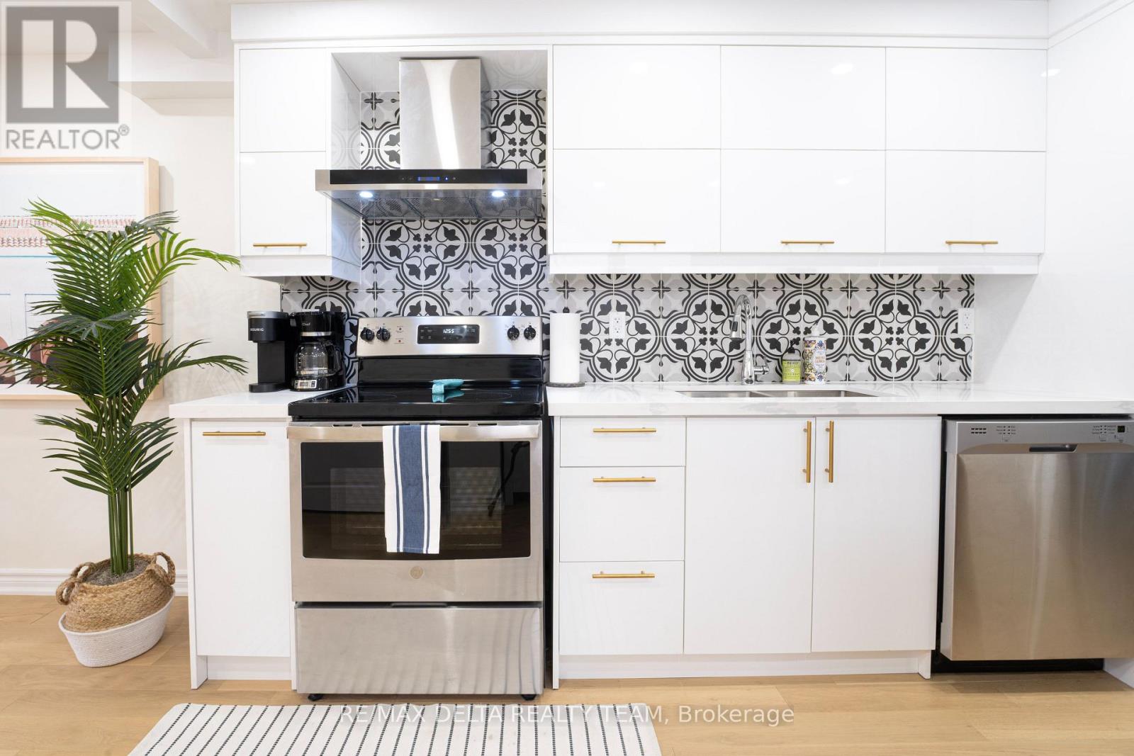 7 Craven Road, Toronto, Ontario  M4L 2Z4 - Photo 7 - E13626552