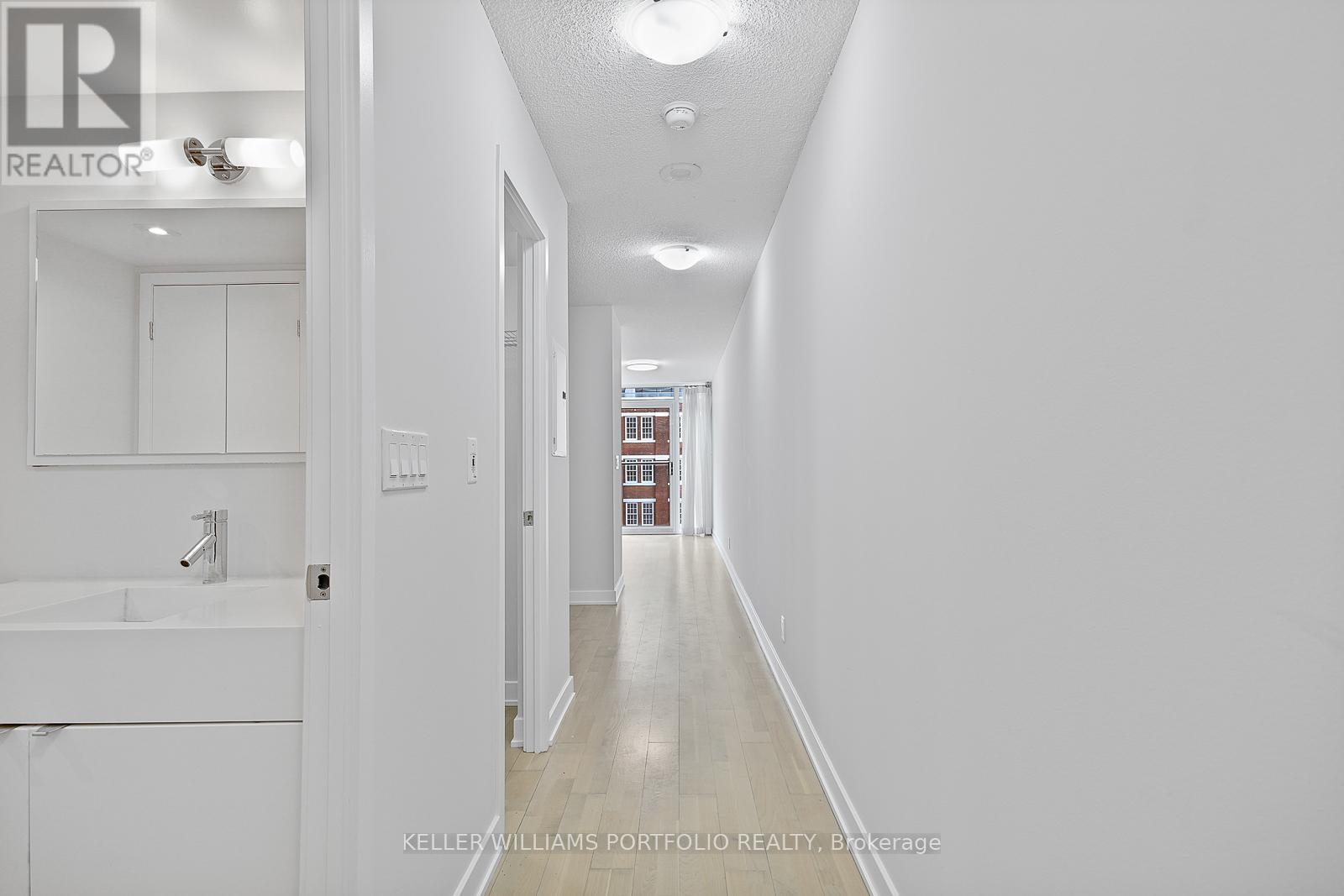 605 - 21 Nelson Street, Toronto, Ontario  M5V 3H9 - Photo 2 - C13626408