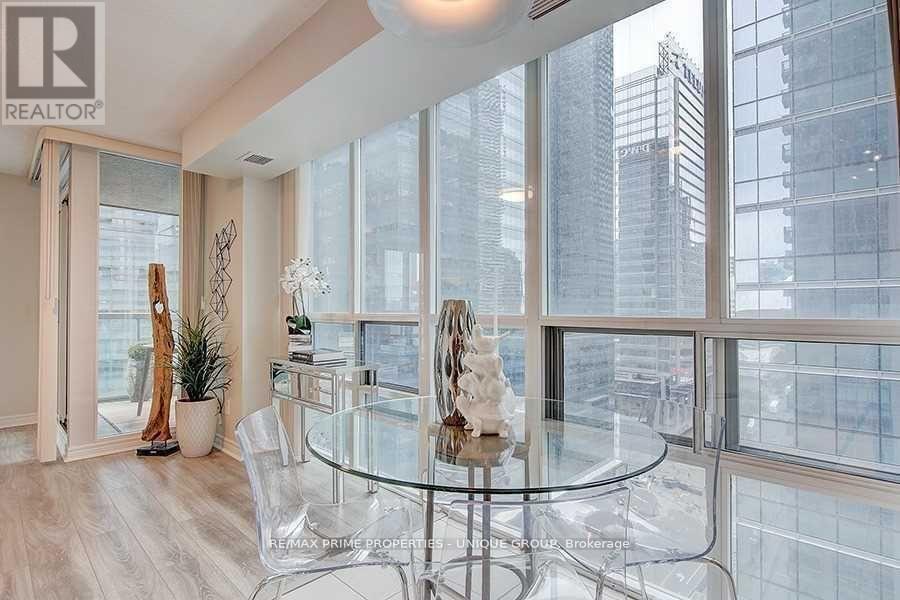 1906 - 30 Grand Trunk Crescent, Toronto, Ontario  M5J 3A4 - Photo 6 - C13626444
