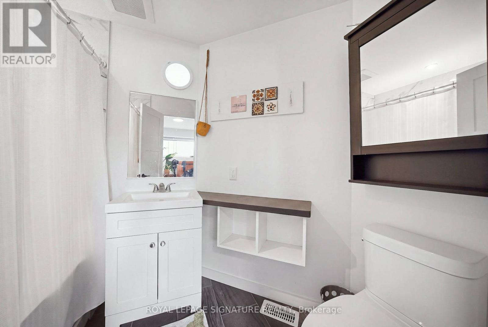 South Unit - 389r Leslie Street, Toronto, Ontario  M4M 3E3 - Photo 10 - E13626458
