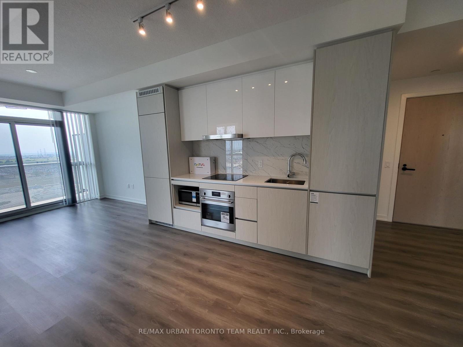 1110 - 28 Interchange Way, Vaughan, Ontario L4K 0P8 - Photo 3 - N13626414